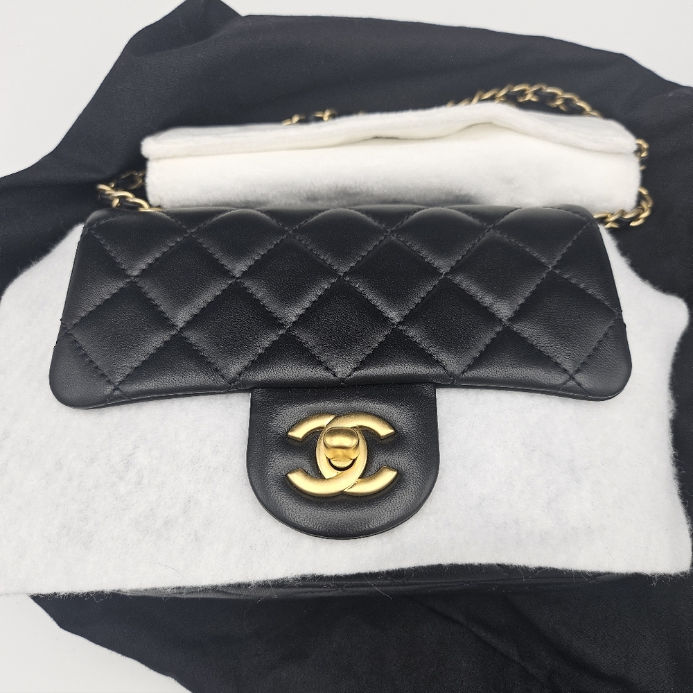 Excellent condition 2022 authentic Chanel 22B square mini Pearl Crush - Picture 17 of 17